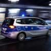Mit Schusswaffen bewaffnet: Maskierte Männer rauben 21-Jährigen in Berlin aus