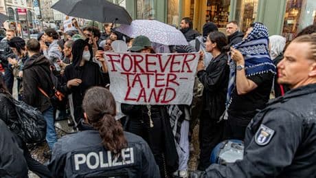 Polizist schlug Pro-Palästina-Aktivistin mit Faust in Gesicht – Jetzt wird er „mit dem Tode bedroht“