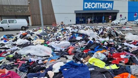 Une aide d’urgence débloquée pour la collecte et le tri des vêtements de seconde main après les actions « coup de poing » du Relais devant Decathlon et Kiabi