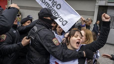 Más de 400 detenidos en las tensas marchas del 1 de mayo en Estambul
