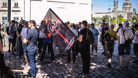 Un grupo de ultras espera a la marcha del Orgullo en Budapest con un bloqueo en un paso clave