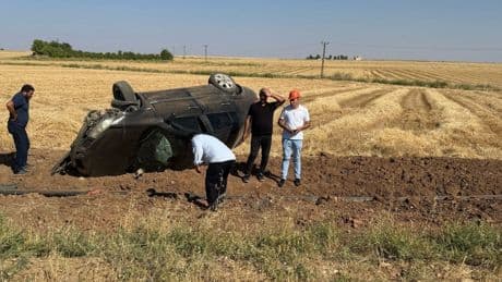 Mardin'de otomobil tarlaya devrildi: Baba ile kızı yaralandı