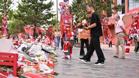 El Manchester United rinde homenaje en Anfield a Diogo Jota y su hermano André
