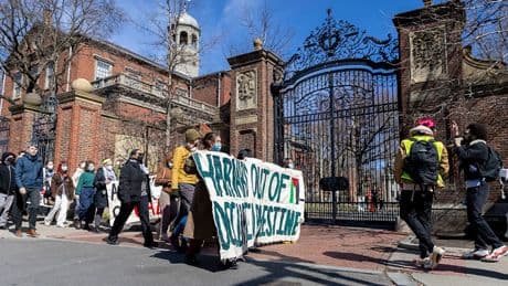 Harvard wehrt sich : Wie Trump versucht Studenten nach seinem Ideal zu formen