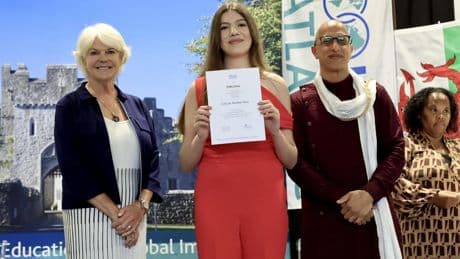 Sofía coge su diploma y sus compañeros enloquecen: &quot;Verdadera amiga en momentos difíciles&quot;