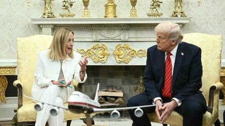 Guerra Ucraina, Meloni rientra in partita con la sponda di Trump. E Macron resta spiazzato