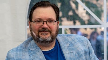 Brandon Sanderson, el rey de la literatura fantástica: "Un libro sobre dragones hizo que entendiera a mi madre"
