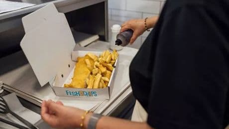 American visits popular UK seaside town to try fish and chips but Brits spot 'problem'