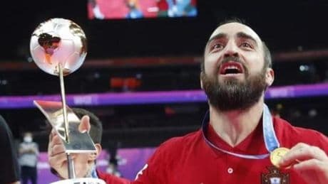 Ricardinho sorprende al anunciar su retirada