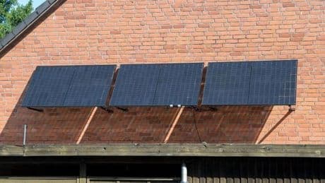 Balkonkraftwerk im Altbau: Elektriker warnt vor Risiken