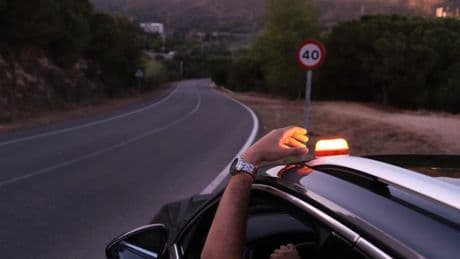 Cómo conseguir la luz V-16 (obligatoria en 2026) de forma totalmente gratuita