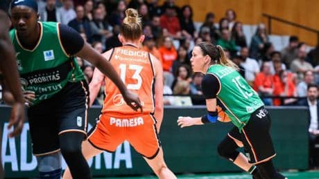 60-64: La Penya da la cara y sigue viva ante el Valencia Basket
