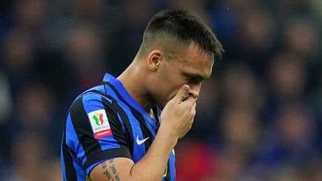 Infortunio Lautaro, l'esito degli esami: elongazione flessori coscia sinistra, contro il Barcellona quasi certamente non ci sarà