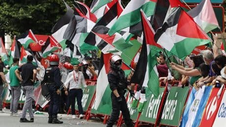 El Gobierno vasco critica el comportamiento "incívico" en la etapa de la Vuelta en Bilbao