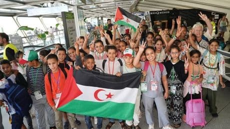 Los niños saharauis llegan al aeropuerto de Loiu: «Es una experiencia emocionante en todos los sentidos»