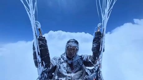 Chinese paraglider overleeft onbedoelde vlucht naar 8500 meter hoogte