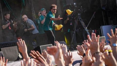 Alonso se da un baño de masas en el Fan Village de Barcelona: "Aquí nació la 'alonsomanía'. Es un recuerdo imborrable"