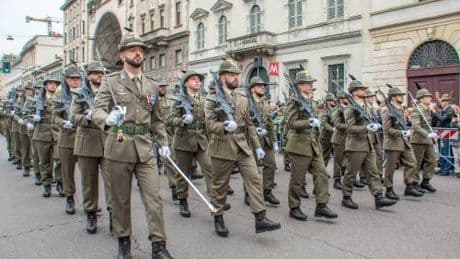 L’ultima crociata delle femministe: vietare le visite a scuola degli alpini