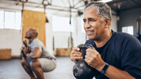 Un médico revela la edad a partir de la que "el cardio no te salvará" y qué ejercicio debes hacer en cambio