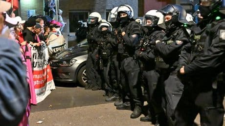 »Rheinmetall entwaffnen«-Demo | Kölner Polizei: Gefährliche Wunderkerzen