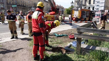 In Dresdner Innenstadt - Mann stürzt 5 Meter tief in Gully-Schacht!