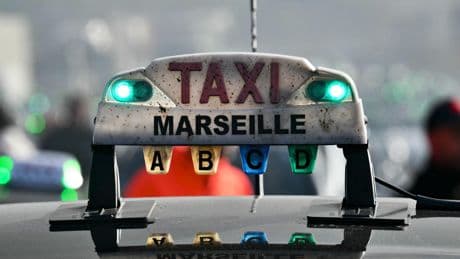 Marseille : un VTC fonce sur plusieurs personnes en marge d’une manifestation de taxis