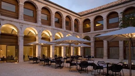 El Parador ubicado en colegios-convento del siglo XVII con un espectacular claustro y un spa en la antigua iglesia