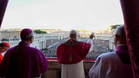 Papst Leo XIV. zeigt sich den Gläubigen – der historische Moment im Video