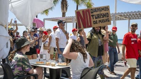 Hartazgo entre los turistas ingleses por las manifestaciones en Canarias: &quot;Nos iremos a las Islas Griegas&quot;