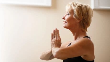 El ejercicio básico de Pilates que puedes hacer en casa para eliminar la barriga