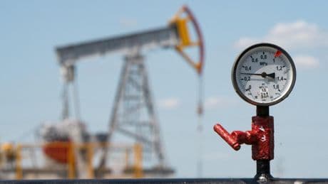 El precio del petróleo navega entre el pulso comercial de EEUU, India y Rusia y el empuje exportador de la OPEP+