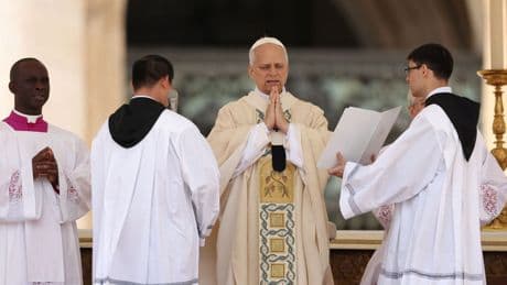 León XIV pide una Iglesia unida frente al "miedo al diferente" y a un sistema "que explota y margina"