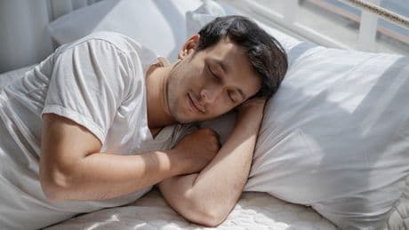 Müde trotz Schlaf? Diese unbewusste Haltung könnte schuld sein
