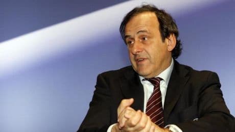 Roban una veintena trofeos y medallas tras un asalto a la casa de Platini