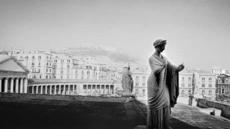 “Napoli metafisica”, l’opera di Mimmo Jodice in dialogo con de Chirico