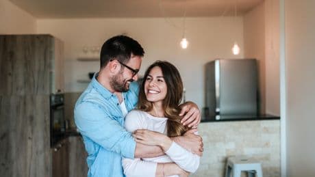 «Tu tiens la main de ton amie pendant la visite et ça fonctionne» : ces locataires qui font croire qu’ils sont en couple pour décrocher une location