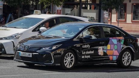 Málaga ya tiene más VTC que taxis: el sorpasso se consuma en la Costa del Sol
