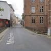 Man gooit steen naar voorruit van ziekenwagen in Leuven: minstens acht andere wagens ook beschadigd