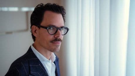 Juan Avellaneda, diseñador y nuevo novelista: "He visto 'influencers' pelearse por una primera fila en París y modistos haciéndose jugarretas"