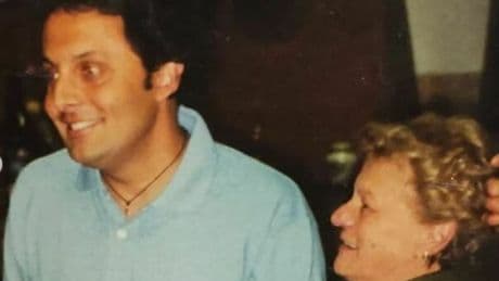 Enrico Brignano: «Mia madre è morta mentre ero sul palco. Ho continuato lo show, amava quel che faccio. Politically correct? Si rischia il ridicolo»