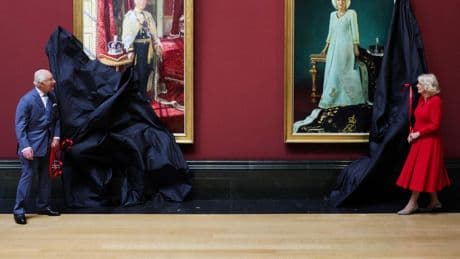 Carlos III y la reina Camilla desvelan sus retratos oficiales en la National Gallery