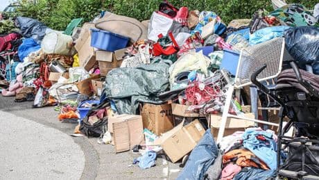 Illegaler Müllberg in Grevenbroich: Hausverwaltung bestellt Müllabfuhr zum Aufräumen in die Südstadt