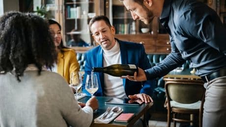 Restaurant: Mit 5 Verhaltensweisen bringen Kellner Gäste auf die Palme