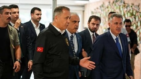 İçişleri Bakanı Yerlikaya, İzmir'deki saldırıda yaralananları hastanede ziyaret etti