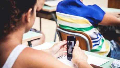 Caen un 50% los incidentes por mal uso de la tecnología y ciberacoso tras limitar los móviles