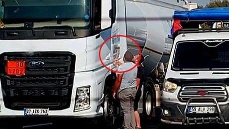 Adana'daki yol kavgası dehşete düşürdü! Elinde baltayla TIR şoförünü tehdit etti