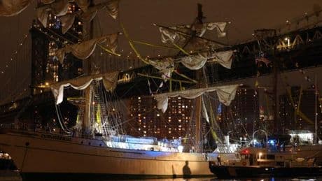 Mexikanisches Marineschiff kollidiert mit Brooklyn Bridge in New York