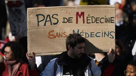 «On a l’impression que le pilotage se fait à l’aveugle» : y aura-t-il vraiment trop de médecins en France en 2040 ?
