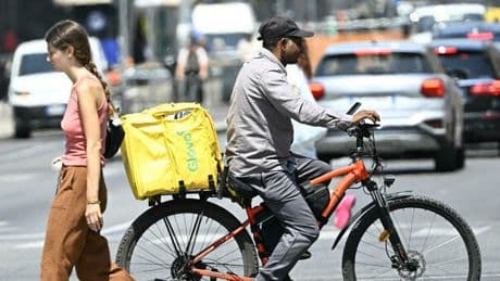 Rider e caldo, il giudice obbliga Glovo a una trattativa: la società dovrà fornire anche acqua e crema solare