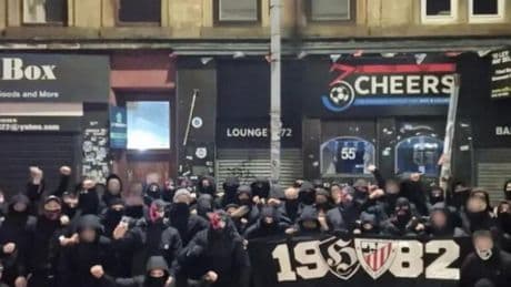 La provocación de Herri Norte en Glasgow: una foto ante un bar de aficionados del Rangers